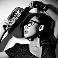 妖娆黑白女生凄美qq头像_黑白世界难分真假