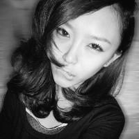 妖娆黑白女生凄美qq头像_黑白世界难分真假