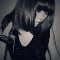 妖娆黑白女生凄美qq头像_黑白世界难分真假