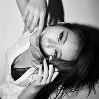 妖娆黑白女生凄美qq头像_黑白世界难分真假