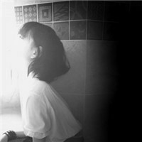 妖娆黑白女生凄美qq头像_黑白世界难分真假