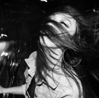 妖娆黑白女生凄美qq头像_黑白世界难分真假