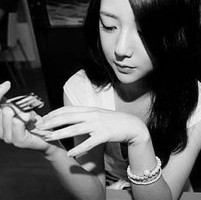 妖娆黑白女生凄美qq头像_黑白世界难分真假