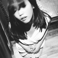 妖娆黑白女生凄美qq头像_黑白世界难分真假