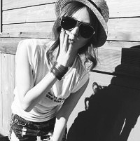 妖娆黑白女生凄美qq头像_黑白世界难分真假