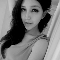 妖娆黑白女生凄美qq头像_黑白世界难分真假