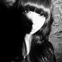 妖娆黑白女生凄美qq头像_黑白世界难分真假