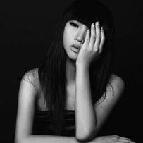 妖娆黑白女生凄美qq头像_黑白世界难分真假