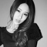 妖娆黑白女生凄美qq头像_黑白世界难分真假