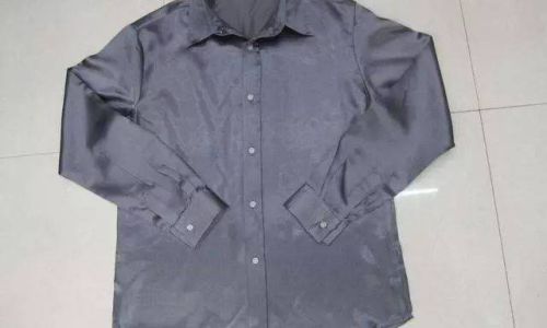 风衣皱了没有熨斗有什么方法 风衣皱了没有熨斗有什么方法