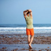 夕阳下在沙滩男生头像 在海边阳光背影男生唯美小清新头像