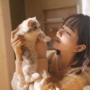 抱猫头像女 微信美女抱猫头像最新2020